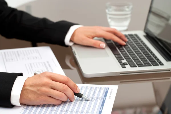 Manos femeninas revisando documentos . — Foto de Stock