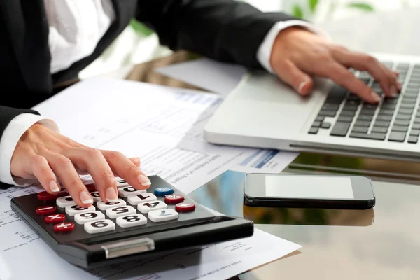 Vrouwelijke handen werken op Rekenmachine. — Stockfoto