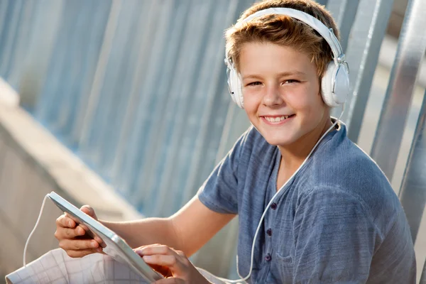 Primer plano retrato de adolescente chico con tableta . — Foto de Stock