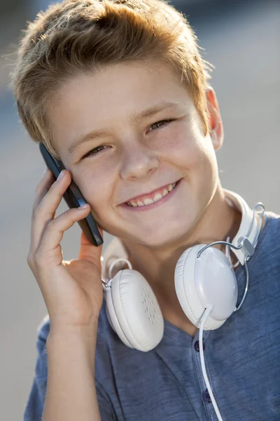 Primer plano retrato de niño hablando por teléfono al aire libre . —  Fotos de Stock