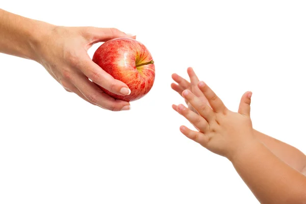 Babys reichen Apfel die Hand. — Stockfoto