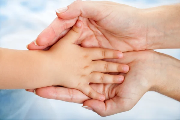 Babies hand resting on mothers. — Stock Photo, Image