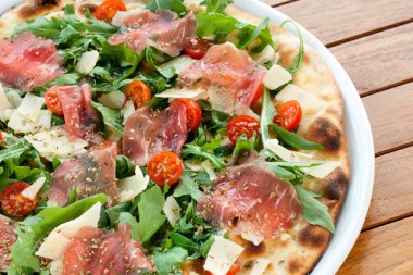 İtalyan jambon füme ve rucola pizza.