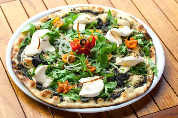 Black olive and rucola pizza with fresh mozzarella. — Stock Photo, Image