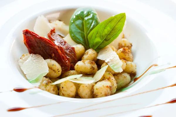 Plato de pasta italiana de ñoquis . — Foto de Stock