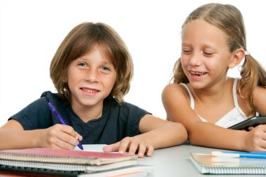 erkek ve kız ev ödevi masasında.