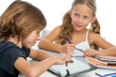 iki çocuk dijital tablet ödev.