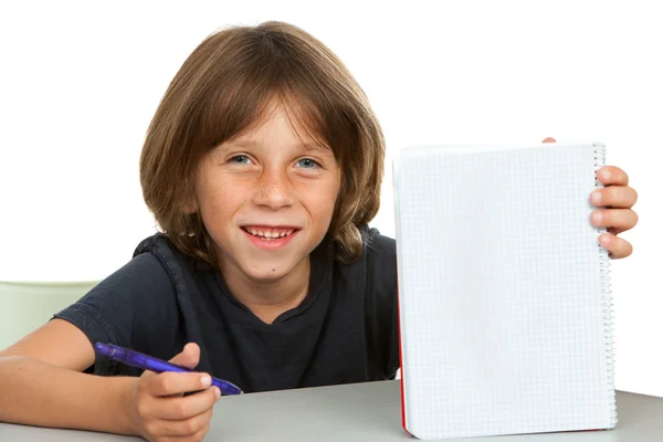 Nettes Kind zeigt Notizbuch mit leerem Kopierraum. — Stockfoto