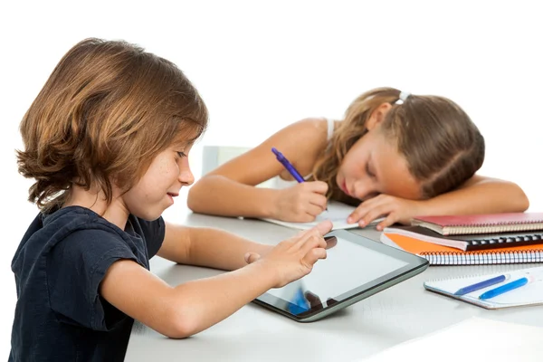 küçük bir çocuk tablet ödev.