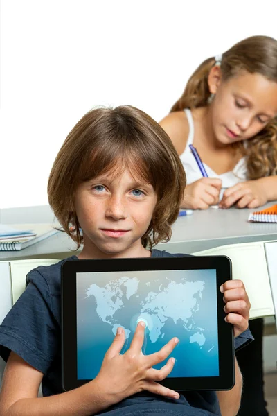 Dünya Haritası tablet üzerinde gösterilen genç erkek öğrenci.