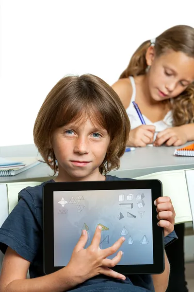 Jeune garçon étudiant montrant devoirs sur tablette numérique . — Photo