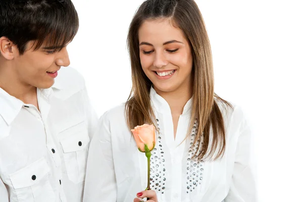 Linda chica recibiendo una rosa de novio . — Foto de Stock