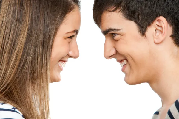 Adolescent couple face à l'autre sourire . — Photo