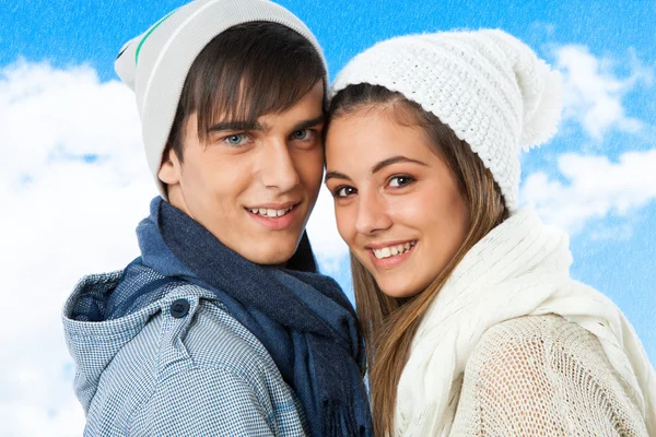 Porträt eines süßen Teenie-Paares in Winterkleidung. — Stockfoto