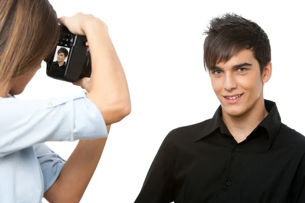 Joven modelo masculino posando en cámara . — Foto de Stock