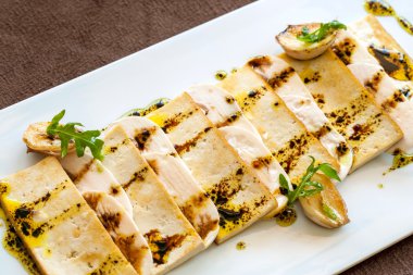 Kızarmış tofu yakın çekim.