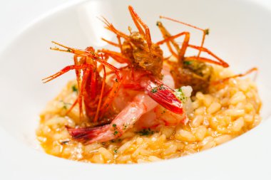 karides ile deniz ürünleri pirinç risotto.