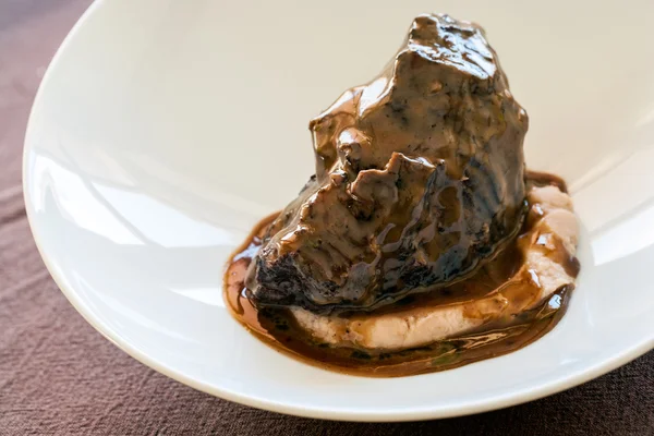 Appetizing roasted neef with dark gravy. — Stock Photo, Image