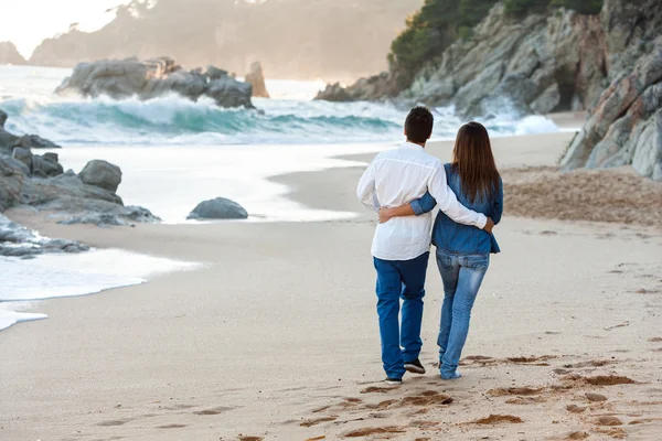 Passeggiata romantica lungo la spiaggia . — Foto Stock