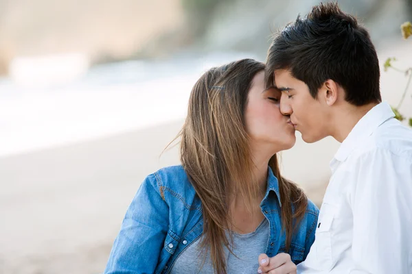 Romantische kus op strand. — Stockfoto