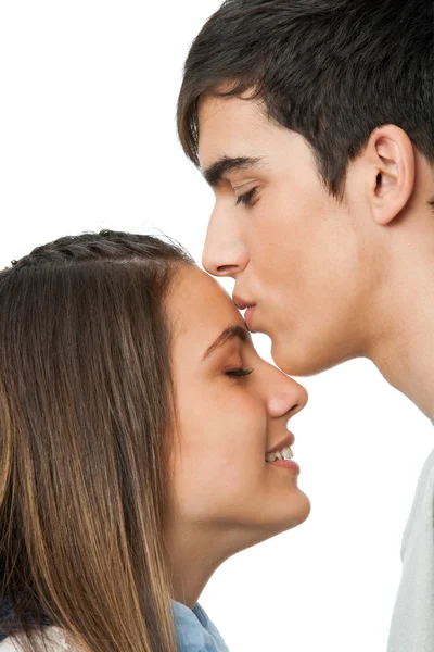 Menino beijando namorada na testa . — Fotografia de Stock