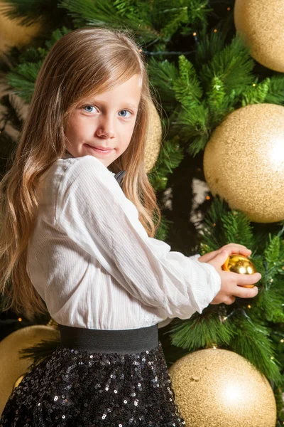 Linda chica en casa con árbol de Navidad . — Foto de Stock