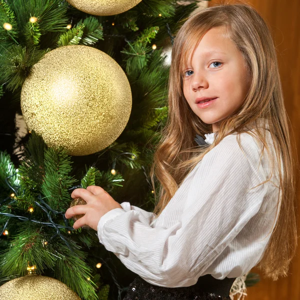 Menina bonito decoração árvore de Natal . — Fotografia de Stock