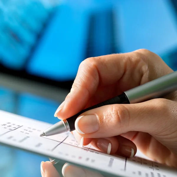 Macro close-up van vrouwelijke hand met pen. — Stockfoto