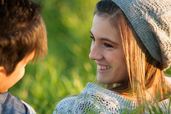 Aantrekkelijke jonge meisje glimlachen op vriendje. — Stockfoto