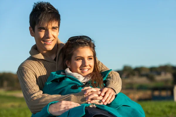 Pareja disfrutando de la puesta de sol invierno . — Foto de Stock