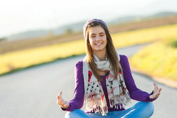 Menina bonito meditando no campo . — Fotografia de Stock