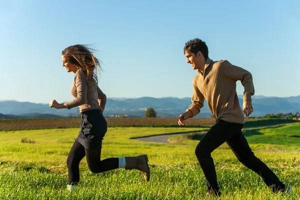 Gelukkige paar met een race in de buitenlucht. — Stockfoto