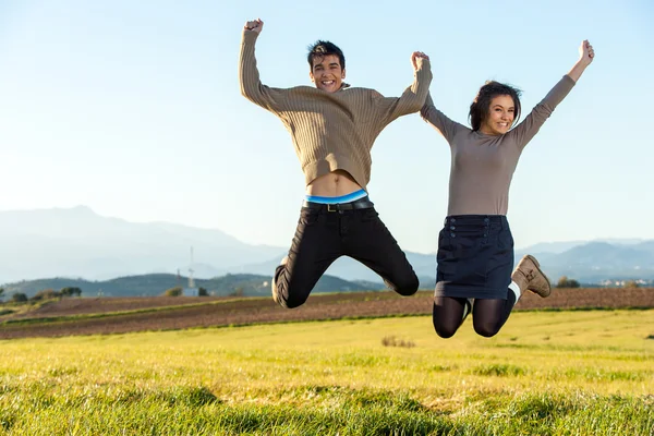 Teen par hoppning utomhus. — Stockfoto