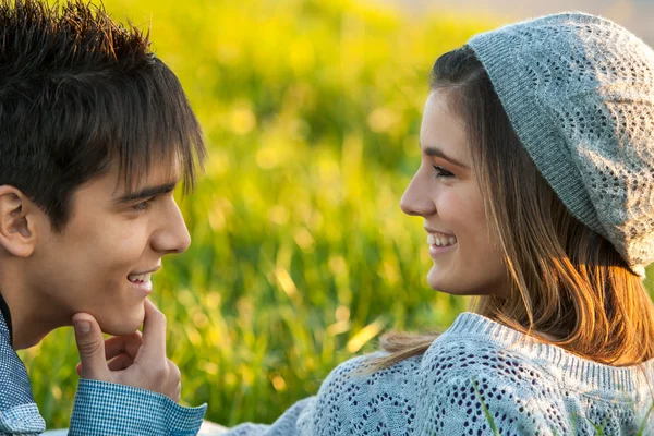 Pareja joven con expresión de cara enamorada . —  Fotos de Stock