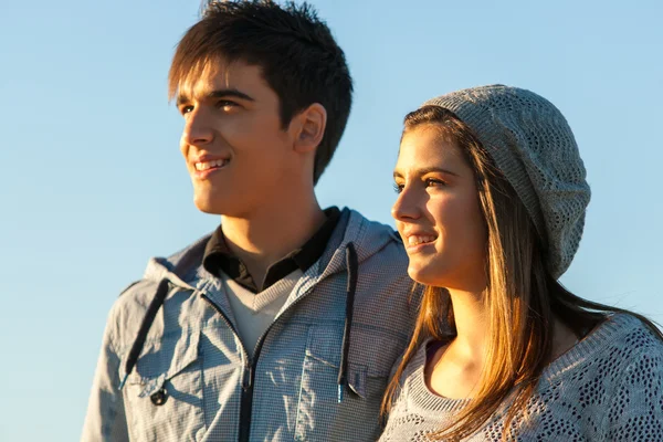 Guapo adolescente pareja mirando en la distancia . Fotos De Stock