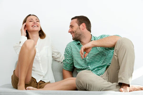 Bonito casal relaxante no sofá . — Fotografia de Stock