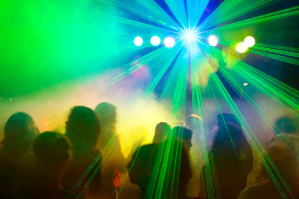 Publiken dansar under disco laserstrålen. — Stockfoto