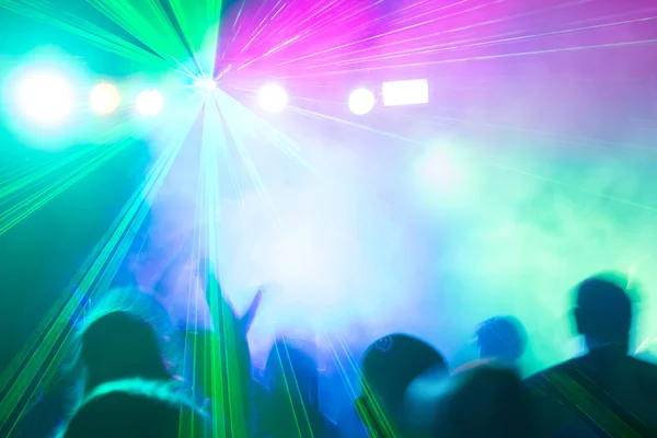 Disco laser lihgts verhelderend menigte. — Stockfoto