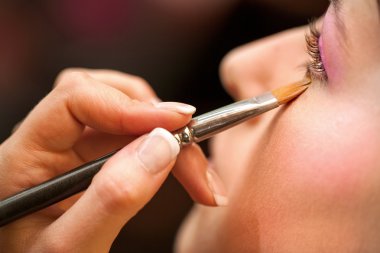 aşırı el boyama gözü kapat.