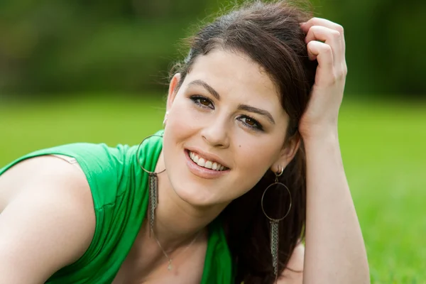 Portret van aantrekkelijk meisje in groene buitenleven close-up. — Stockfoto