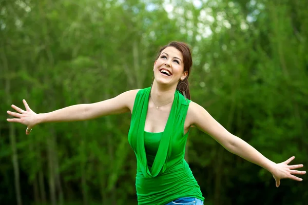 Chica feliz con los brazos abiertos al aire libre . — Foto de Stock