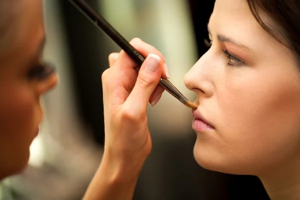 Macro close-up van hand op make-up sessie. — Stockfoto