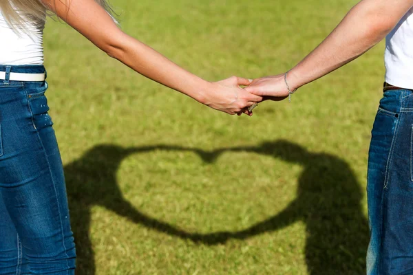 Fechar-se de mãos de pares em conjunto com sinal de amor . — Fotografia de Stock