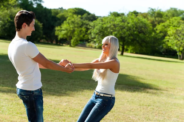 Leuk paar toneelstuk zowat in park. — Stockfoto