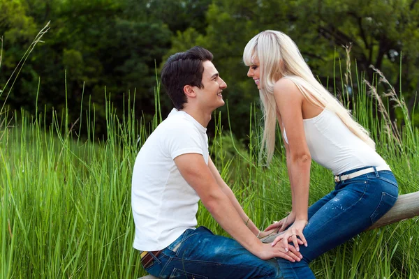 Romantische datum in park. — Stockfoto