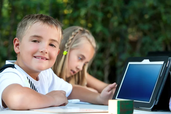 Menino mostrando tablet com espaço de cópia . — Fotografia de Stock