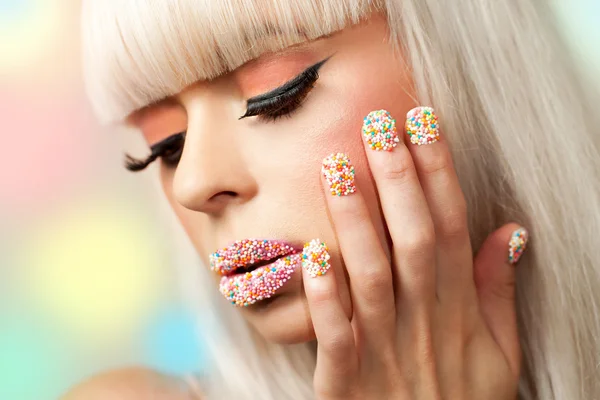 Bellezza regina con fantasia manicure . — Foto Stock