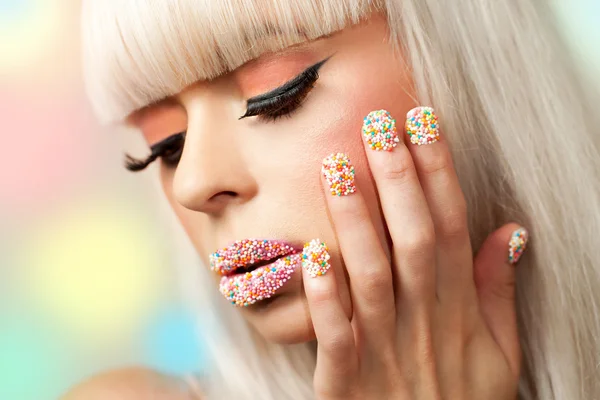 Rainha da beleza com manicure fantasia . — Fotografia de Stock