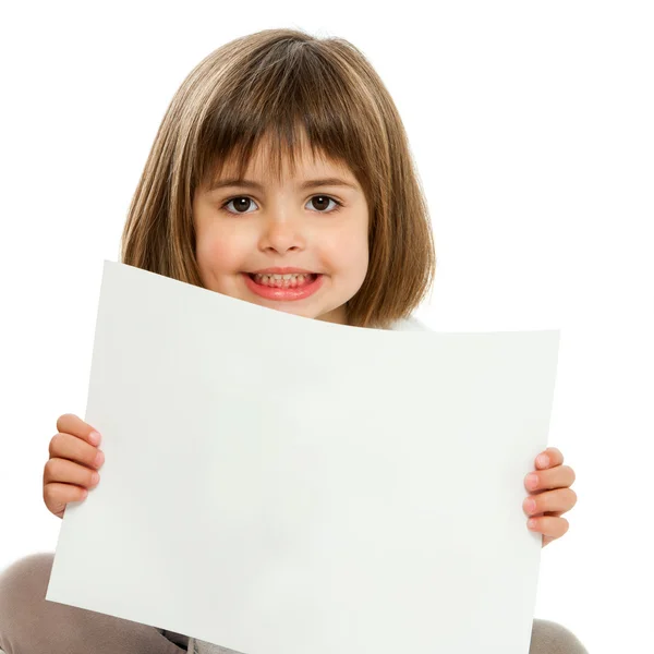 Linda niña sosteniendo papel en blanco . — Foto de Stock