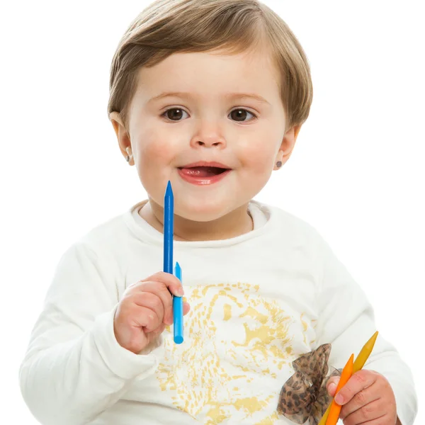 Leuk meisje houdt van kleur bijenwasstiftjes. — Stockfoto